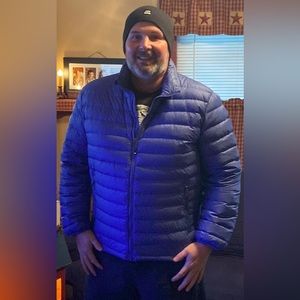NWOT 32degrees blue puffer jacket size XL. Comes with small travel bag